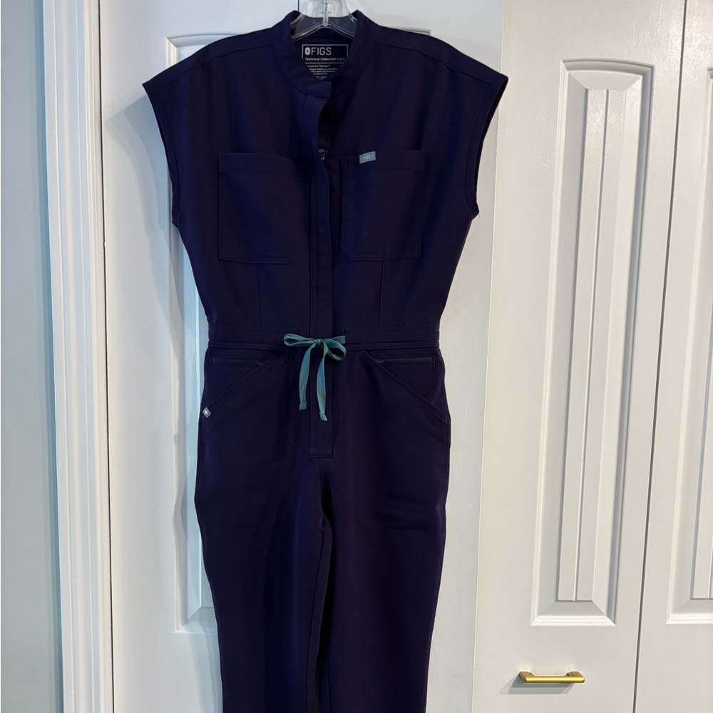 FIGS Rafaela Cargo Jumpsuit
Color: Purple Jam
Size: XS Petite
Worn Once!